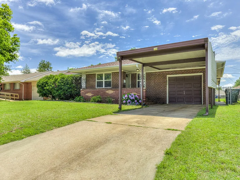820 E Carroll Ln — Photo 2