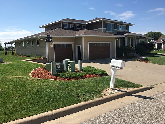 3rd image of 1365 Crestview Dr