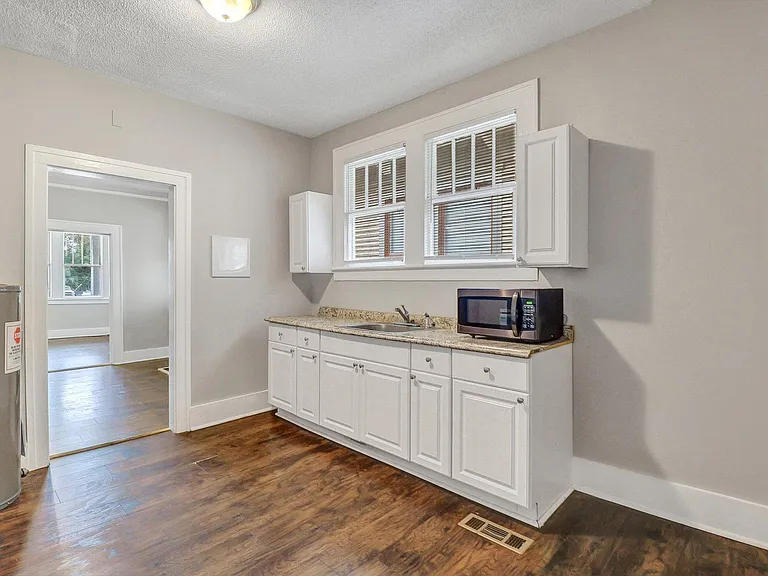 708 W Victory Dr #A — Photo 24