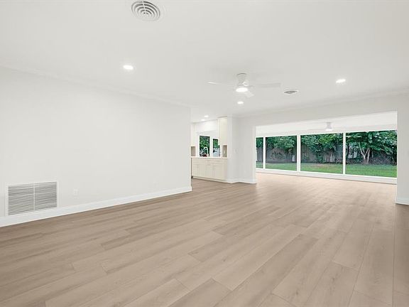 3rd image of 315 Orangewood Ln