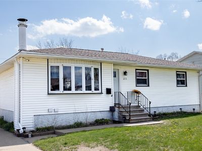 1213 Rainbow Blvd, Hiawatha, IA, 52233