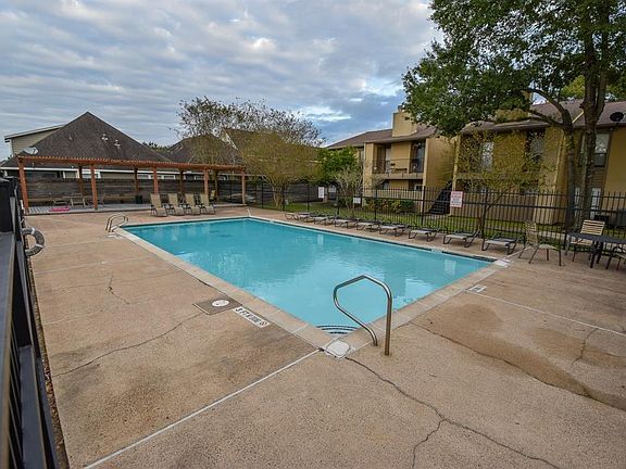 4th image of 3300 Pebblebrook Dr APT 6