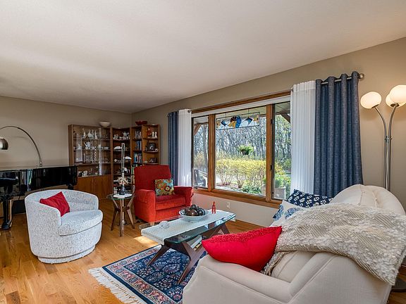 4th image of 1020 Lakeside Dr