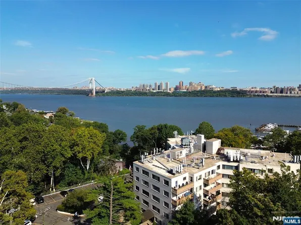 1375 River Rd, Edgewater, NJ 07020
