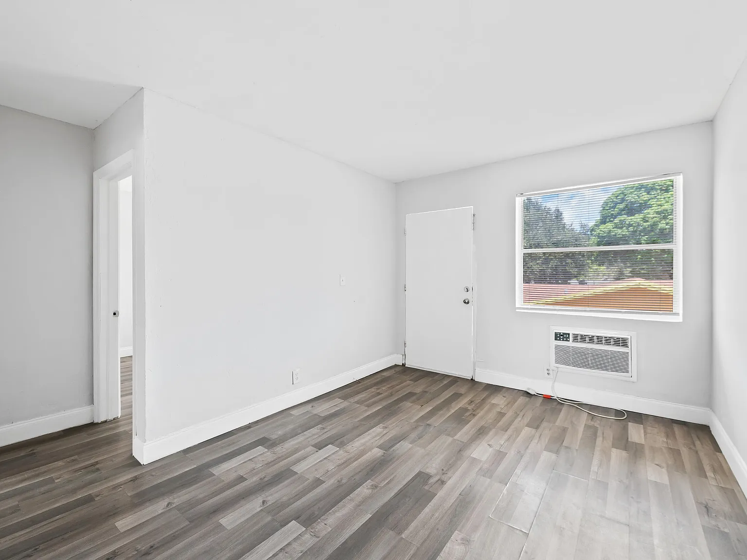 12 bed, 6.0 bath, 3980 sqft, $1,600 — Photo 3