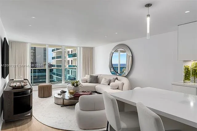 Building Photo - 2301 Collins Ave #902