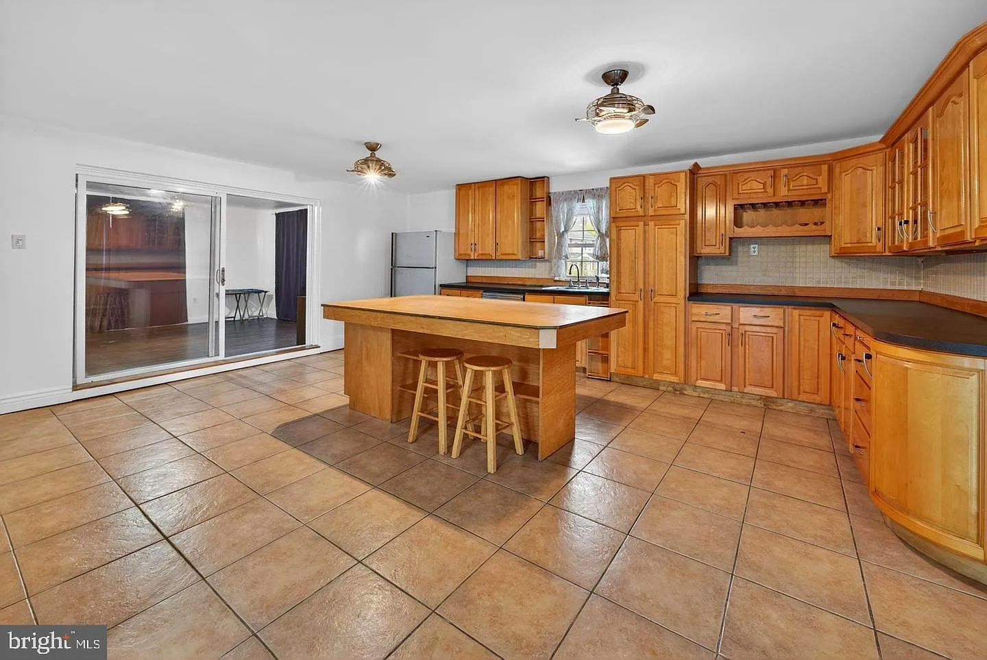 5 bed, 2.0 bath, 3700 sqft, $4,300 — Photo 2