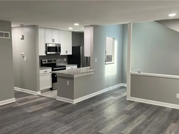 10958 Bradshaw St, Overland Park, KS 66210