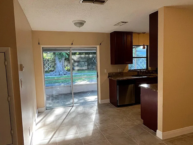 2216 Villano Ave — Photo 8