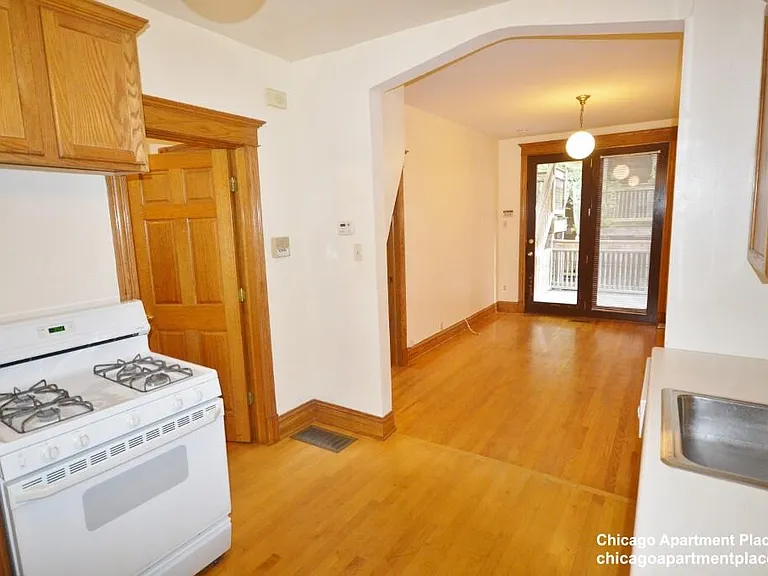 638 W Drummond Pl #1R — Photo 3