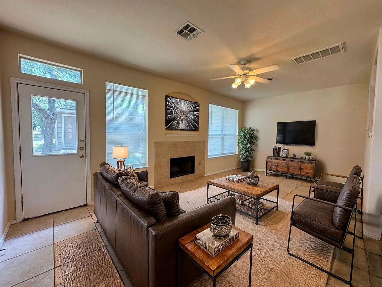 2 bed, 2.5 bath, 1560 sqft, $1,600 — Photo 2