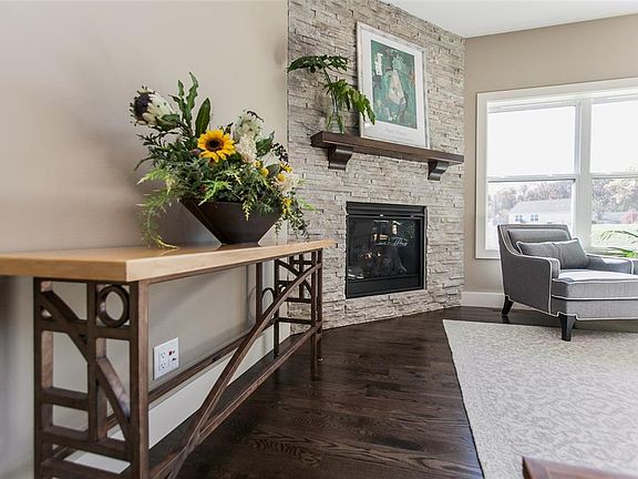 3rd image of 3719 Oakridge Ct SE