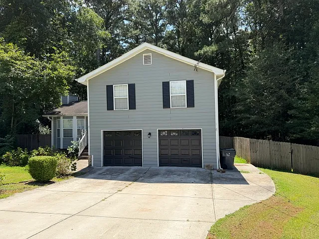 3 bed, 2.5 bath, 1900 sqft, $2,200 — Photo 1