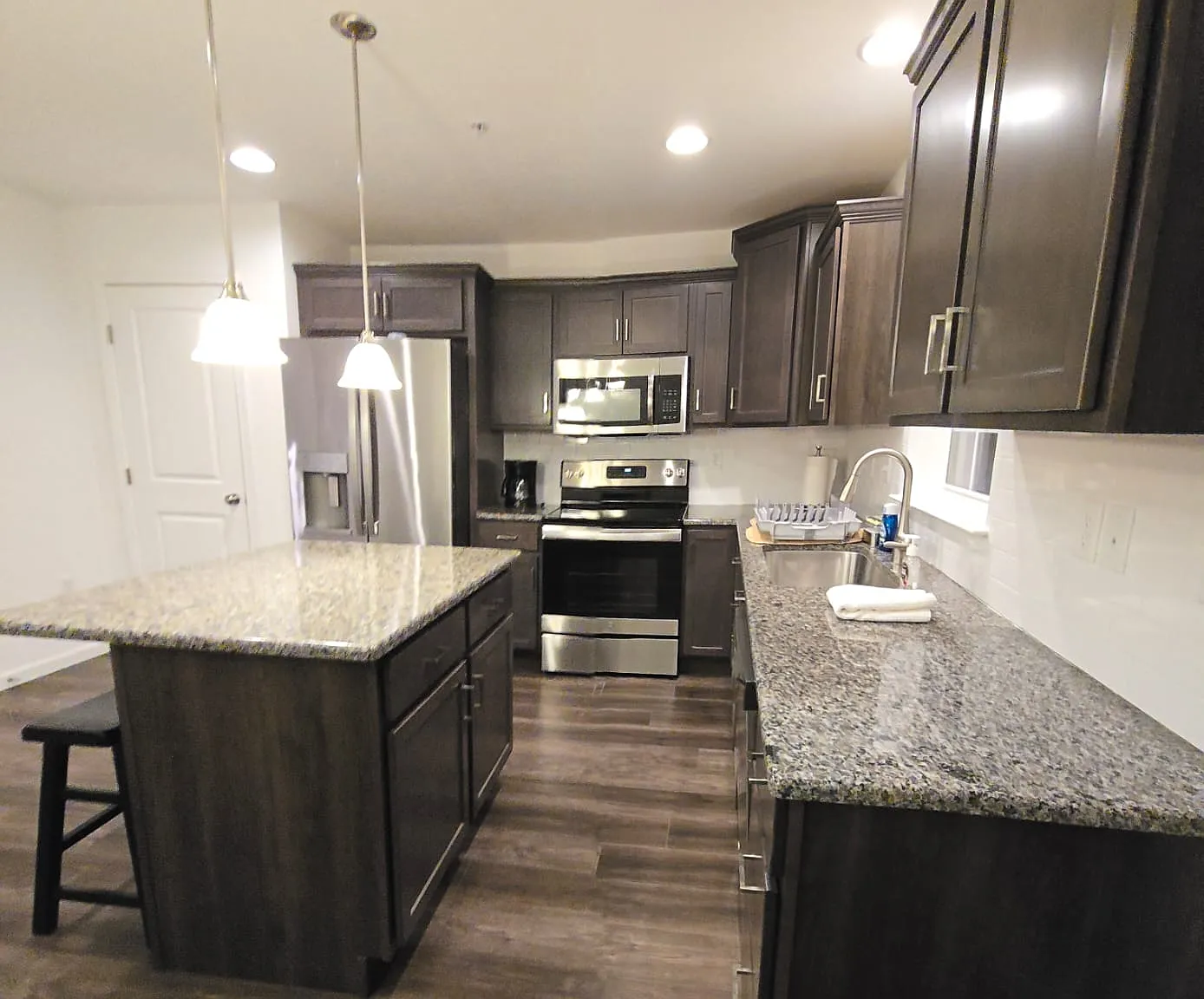 3 bed, 2.5 bath, 1520 sqft, $2,200 — Photo 3