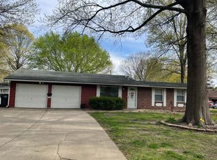 140 Woodland Rd, Lansing, KS 66043