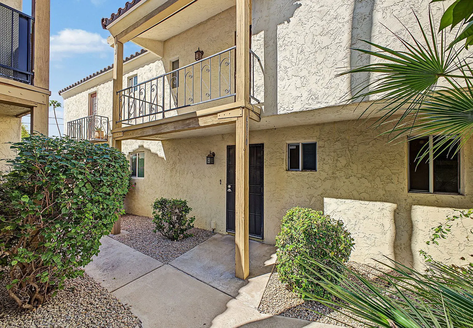 2 bed, 1.5 bath, 1114 sqft, $2,300 — Photo 3