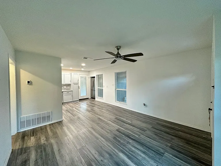 712 Mickan St — Photo 3