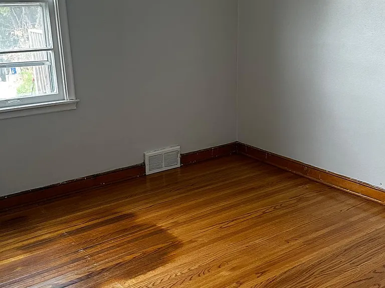 377 Rose Ave E — Photo 5