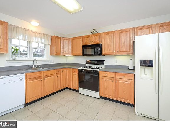 4th image of 214 W Thomas Ct