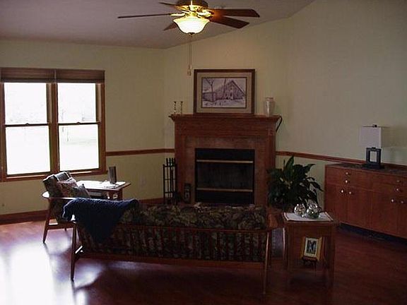 2nd image of 843 Robertson Ct