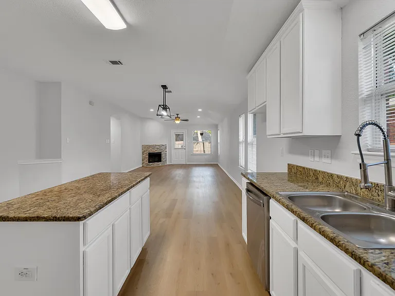 712 Riverhead Dr — Photo 13