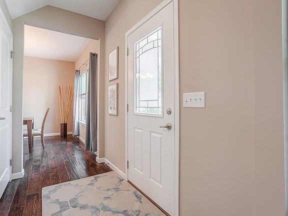 4th image of 688 Lake View Dr