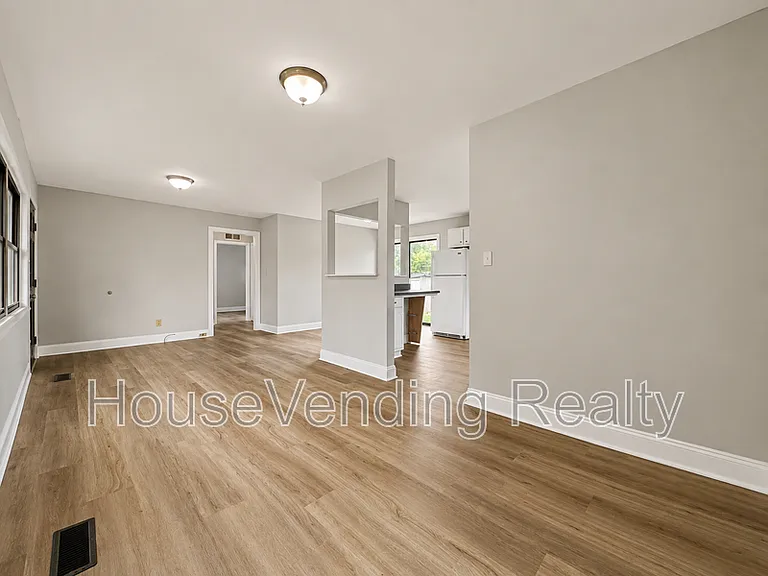 2324 Grove St — Photo 3
