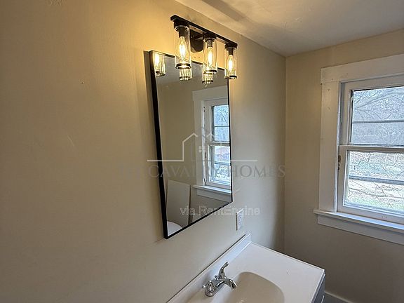 4th image of 2213 17th St NE
