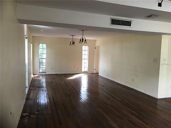 5th image of 905 Sylvia Ln