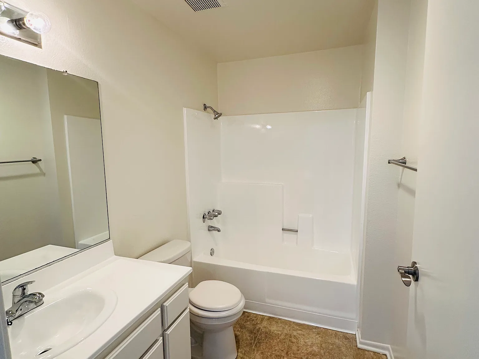 HILLHAVEN APARTMENTS — Photo 4