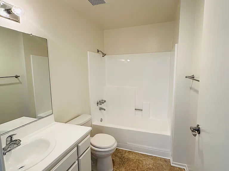 HILLHAVEN APARTMENTS — Photo 4