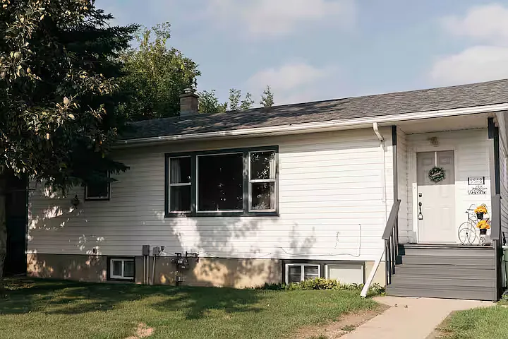 5548 44 Avenue Red Deer — Photo 3
