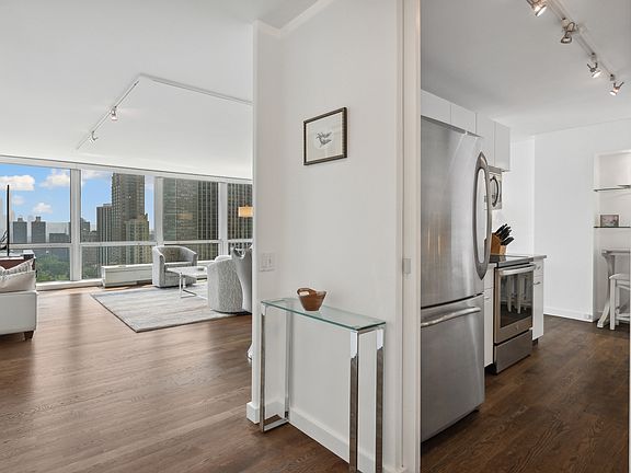 3rd image of 330 W Diversey Pkwy APT 2605