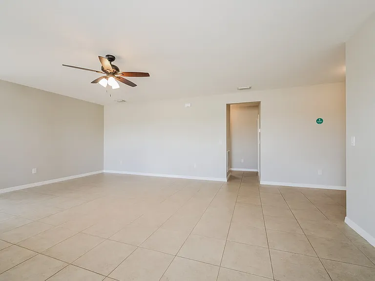 627 SW 27th Ter — Photo 3