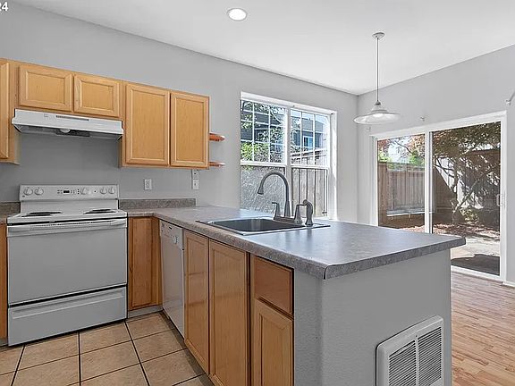 Kitchen & Dining