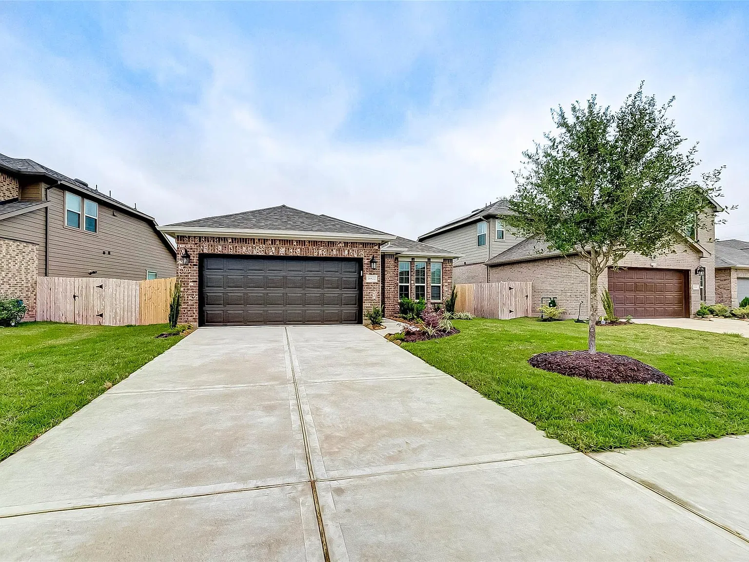 3 bed, 2.0 bath, 1829 sqft, $2,300 — Photo 3