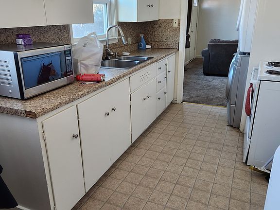 Kitchen Lots of cabinets