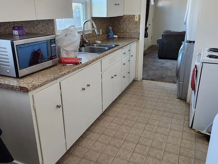 Kitchen Lots of cabinets