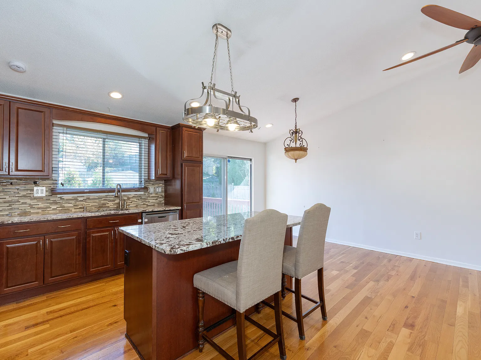 3 bed, 1100 sqft, $3,200 — Photo 3