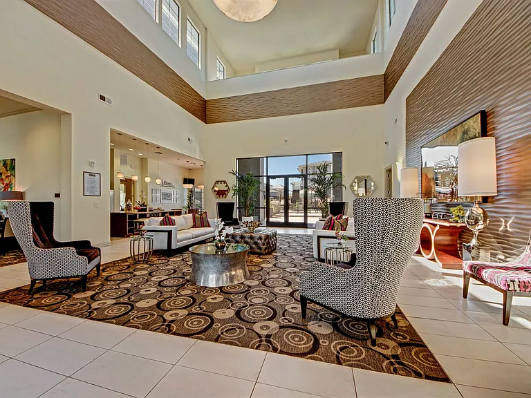 Las Colinas — Photo 14