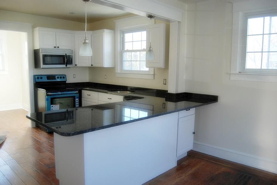Open floor plan to kitchen