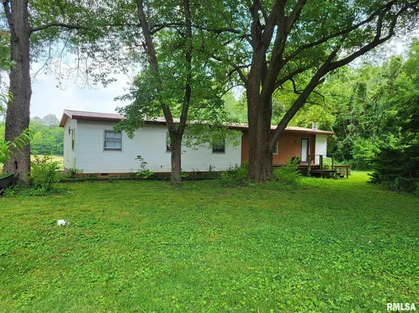 107 Horseshoe Ln, Du Quoin, IL 62832