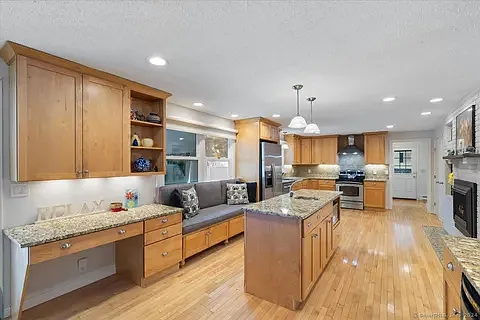 2 Colonial Dr — Photo 13