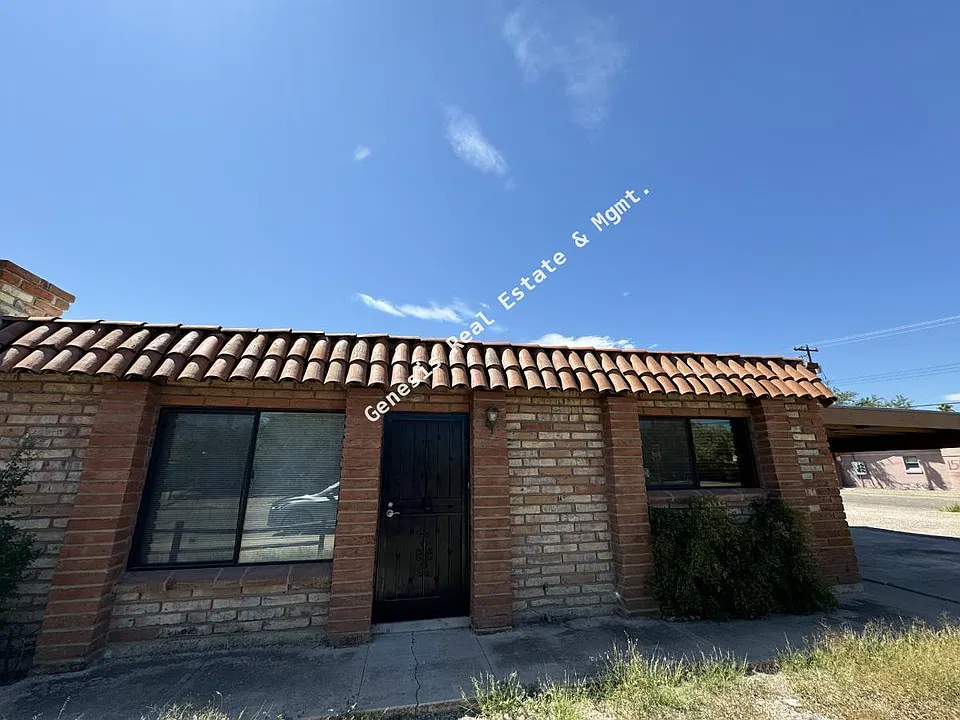 3076 N Cherry Ave