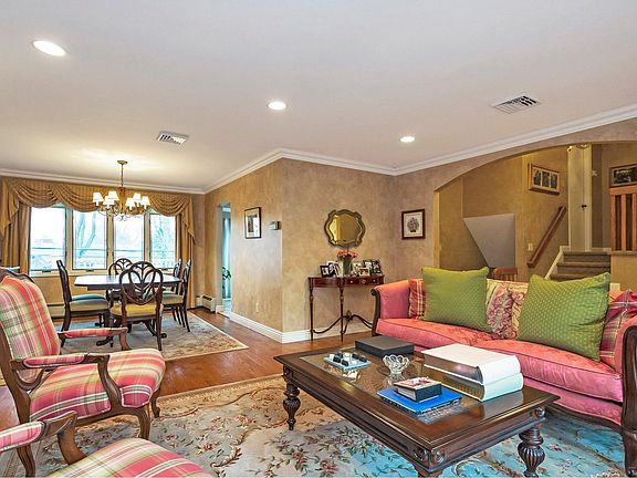 4th image of 8 Hedgerow Ln