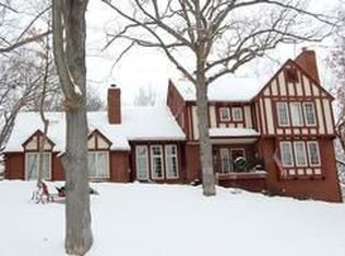7211 Plum Dr, Urbandale, IA 50322