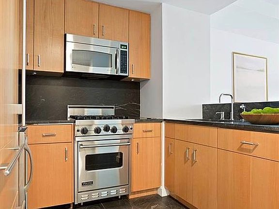 4th image of 100 W 58th St APT 14E