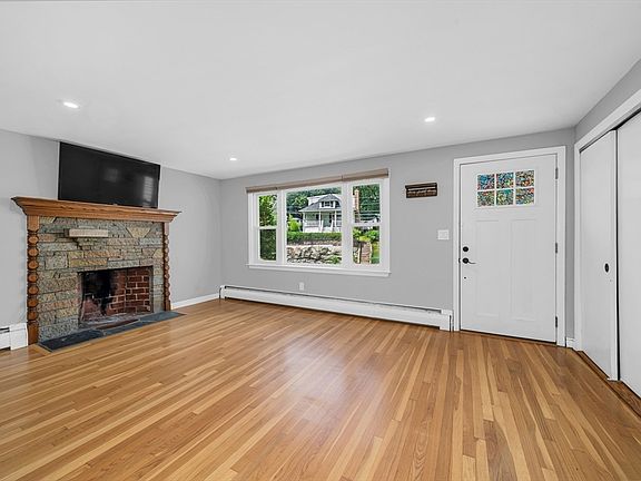 4th image of 566 Main St