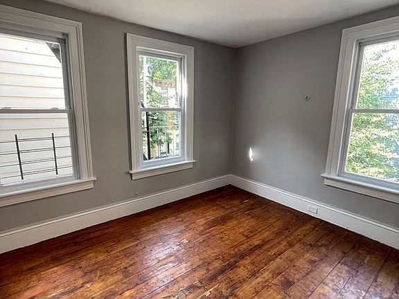 3rd image of 151 Grand St Floor 3