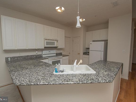 4th image of 8935 Executive Club Dr